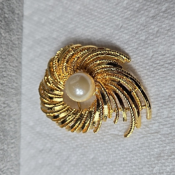 Elegant Gold Swirl Brooch with Pearl Accent - Picture 13 of 17